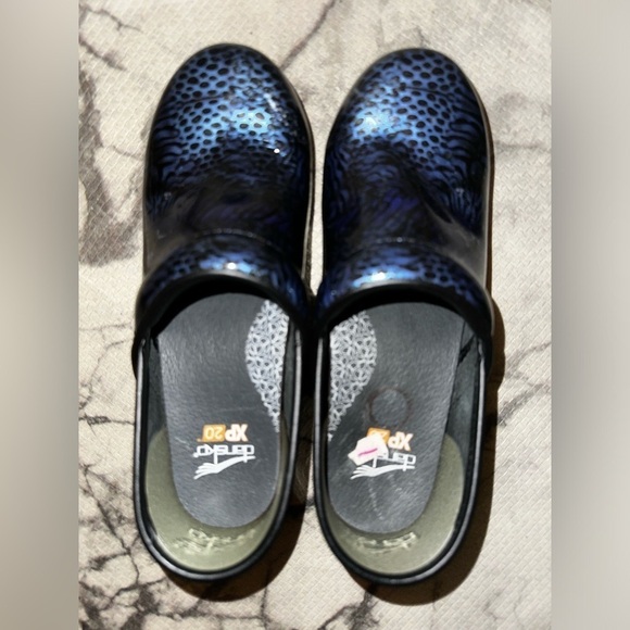 Dansko women’s blue and black pattern XP 2.0 nursing clogs 37 comfort clogs - Picture 2 of 9